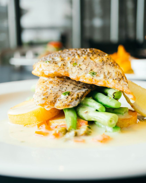 Filet de Daurade beurre blanc, fricassée de légumes verts aux morilles