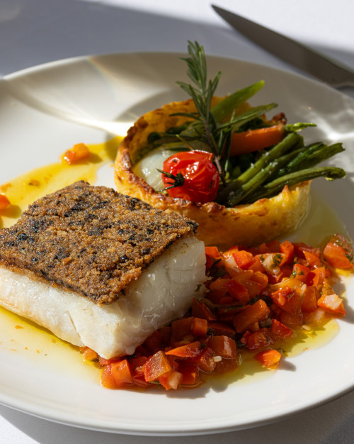 DOS DE LOUP DE MER SAUCE VIERGE, TARTELETTE POMMES DE TERRE TIAN DE LÉGUMES