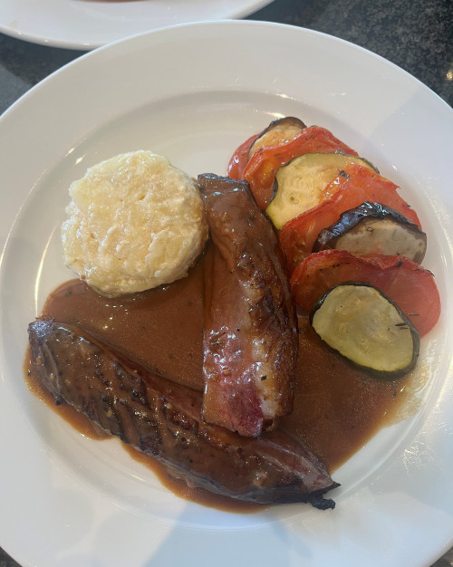 MAGRET DE CANARD SAUCE POIVRE GRATIN DAUPHINOIS TIAN DE LEGUMES
