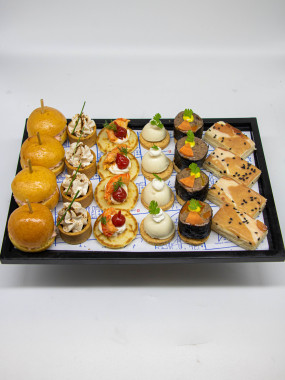 PLATEAU ASSORTI DE 24 BOUCHEES FROIDES