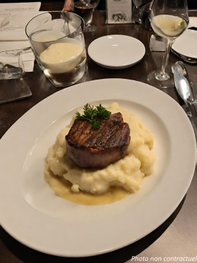 PALERON DE VEAU CUIT 12H, JUS RÉDUIT À LA MONDEUSE, PURÉE DE POMMES DE TERRE 