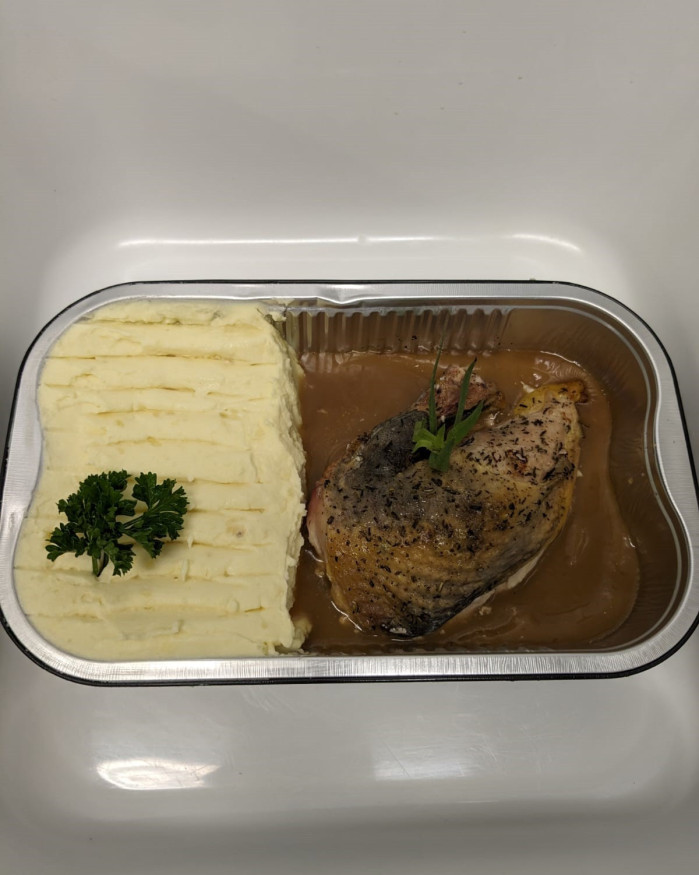 SUPRÊME DE PINTADE FERMIÈRE, PURÉE DE POMMES DE TERRE ET JUS À L'ESTRAGON