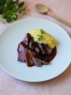 MAGRET DE CANARD, SAUCE APICIUS, ÉCRASÉ DE POMMES DE TERRE AU SEL DE GUÉRANDE